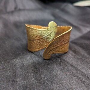 Refined Golden Tone Leaf Bracelet - Nature's Elegance